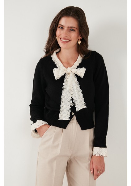 Premium Dantelli Bağlamalı Yaka Regular Fit Düğmeli Triko Hırka Bayan Hırka 680HI00251 indirimleri