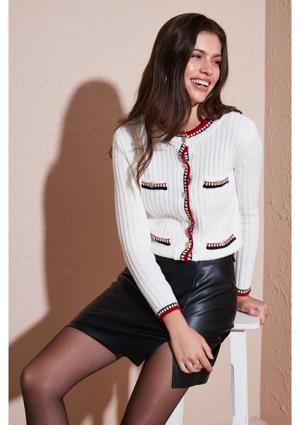 Premium Regular Fit Bisiklet Yaka Renk Bloklu Düğmeli Crop Hırka Bayan Hırka 680HI00550