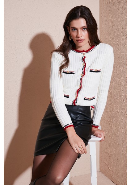 Premium Regular Fit Bisiklet Yaka Renk Bloklu Düğmeli Crop Hırka Bayan Hırka 680HI00550 fiyatları