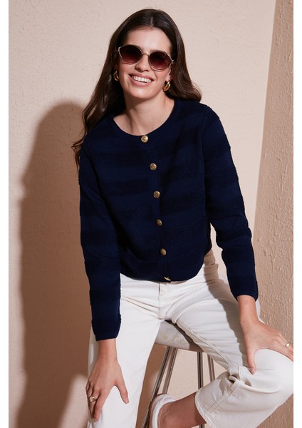 Premium Regular Fit Bisiklet Yaka Düğmeli Dokulu Triko Hırka Bayan Hırka 680HI00337 fiyatları