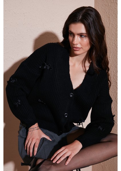 Oversize Fit V Yaka Fiyonk Detaylı Düğmeli Hırka Bayan Hırka 4615577 fiyatları