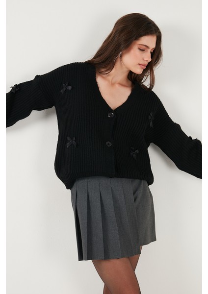 Oversize Fit V Yaka Fiyonk Detaylı Düğmeli Hırka Bayan Hırka 4615577 fırsatları