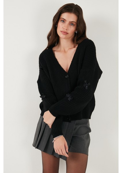 Oversize Fit V Yaka Fiyonk Detaylı Düğmeli Hırka Bayan Hırka 4615577 indirimleri