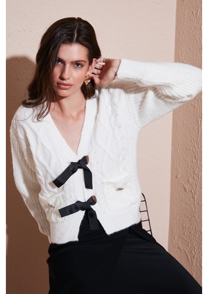 Premium Regular Fit V Yaka Fiyonk Bağlama Detaylı Örgü Desenli Triko Hırka Bayan Hırka 680KZ1947 fiyatları