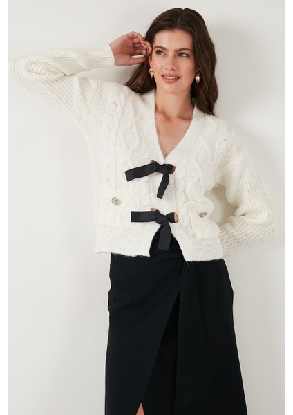 Premium Regular Fit V Yaka Fiyonk Bağlama Detaylı Örgü Desenli Triko Hırka Bayan Hırka 680KZ1947 indirimleri