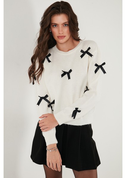 Premium Regular Fit Bisiklet Yaka Fiyonk Detaylı Triko Kazak Bayan Kazak 680KZ00155