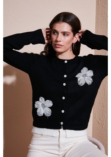 Premium Tül Çiçek Detaylı Regular Fit Bisiklet Yaka Düğmeli Triko Hırka Bayan Hırka 680HI002421