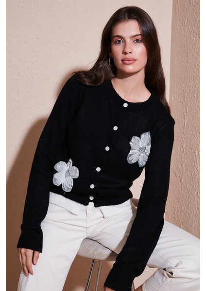 Premium Tül Çiçek Detaylı Regular Fit Bisiklet Yaka Düğmeli Triko Hırka Bayan Hırka 680HI002421 fiyatları