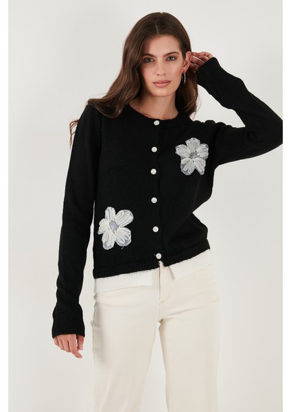 Premium Tül Çiçek Detaylı Regular Fit Bisiklet Yaka Düğmeli Triko Hırka Bayan Hırka 680HI002421 modelleri