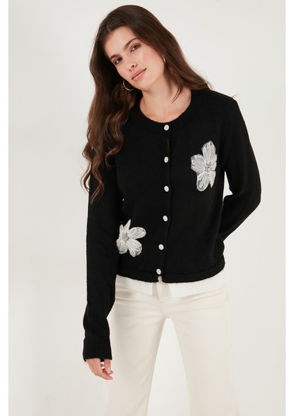 Premium Tül Çiçek Detaylı Regular Fit Bisiklet Yaka Düğmeli Triko Hırka Bayan Hırka 680HI002421 fırsatları