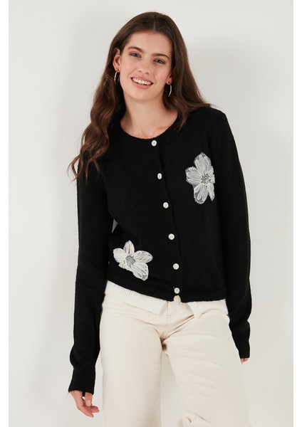 Premium Tül Çiçek Detaylı Regular Fit Bisiklet Yaka Düğmeli Triko Hırka Bayan Hırka 680HI002421 indirimleri