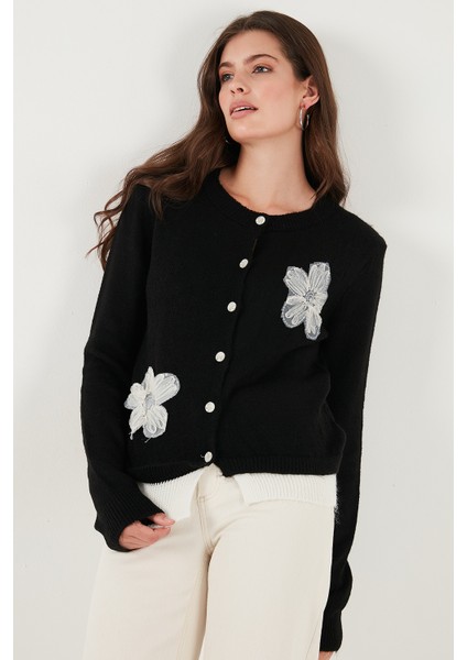 Premium Tül Çiçek Detaylı Regular Fit Bisiklet Yaka Düğmeli Triko Hırka Bayan Hırka 680HI002421