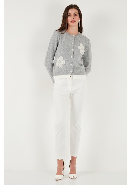 Premium Tül Çiçek Detaylı Regular Fit Bisiklet Yaka Düğmeli Triko Hırka Bayan Hırka 680HI002421 fiyatları