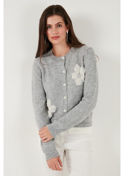 Premium Tül Çiçek Detaylı Regular Fit Bisiklet Yaka Düğmeli Triko Hırka Bayan Hırka 680HI002421 modelleri