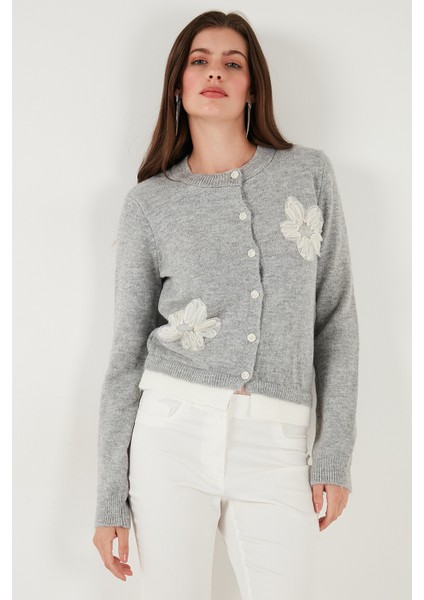 Premium Tül Çiçek Detaylı Regular Fit Bisiklet Yaka Düğmeli Triko Hırka Bayan Hırka 680HI002421 fırsatları