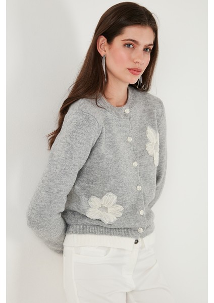 Premium Tül Çiçek Detaylı Regular Fit Bisiklet Yaka Düğmeli Triko Hırka Bayan Hırka 680HI002421 indirimleri