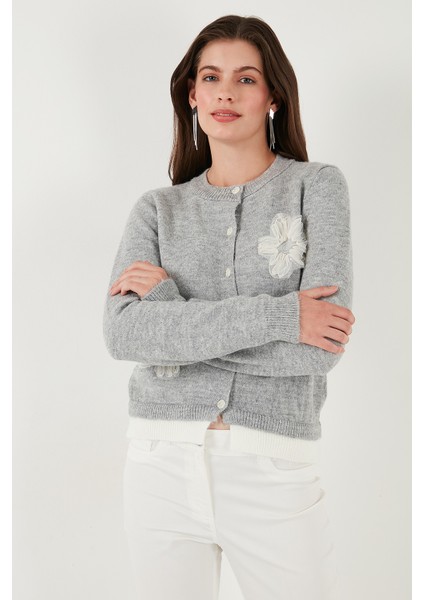 Premium Tül Çiçek Detaylı Regular Fit Bisiklet Yaka Düğmeli Triko Hırka Bayan Hırka 680HI002421