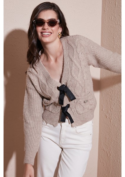 Premium Regular Fit V Yaka Fiyonk Bağlama Detaylı Örgü Desenli Triko Hırka Bayan Hırka 680KZ1947 fiyatları