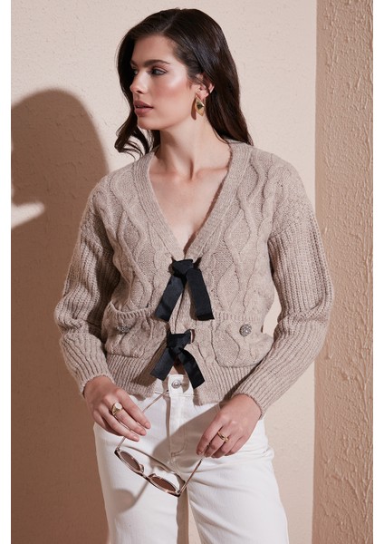 Premium Regular Fit V Yaka Fiyonk Bağlama Detaylı Örgü Desenli Triko Hırka Bayan Hırka 680KZ1947 modelleri