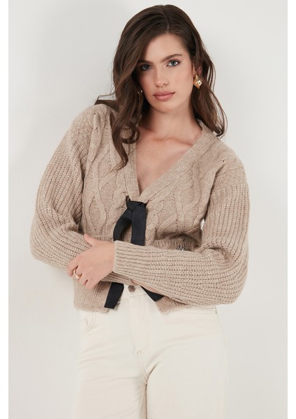 Premium Regular Fit V Yaka Fiyonk Bağlama Detaylı Örgü Desenli Triko Hırka Bayan Hırka 680KZ1947