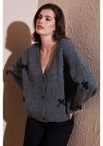 Oversize Fit V Yaka Fiyonk Detaylı Düğmeli Hırka Bayan Hırka 4615577