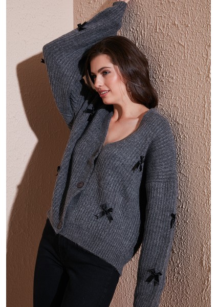 Oversize Fit V Yaka Fiyonk Detaylı Düğmeli Hırka Bayan Hırka 4615577 fiyatları