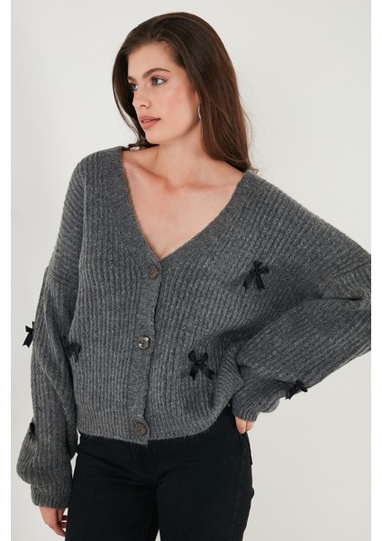 Oversize Fit V Yaka Fiyonk Detaylı Düğmeli Hırka Bayan Hırka 4615577 modelleri