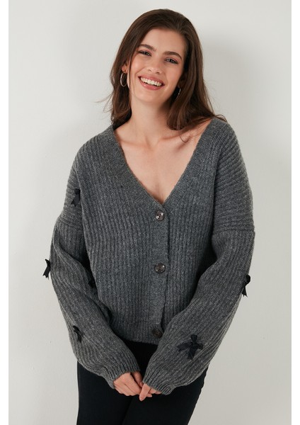 Oversize Fit V Yaka Fiyonk Detaylı Düğmeli Hırka Bayan Hırka 4615577 fırsatları