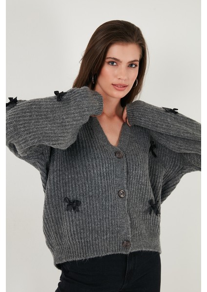 Oversize Fit V Yaka Fiyonk Detaylı Düğmeli Hırka Bayan Hırka 4615577 indirimleri