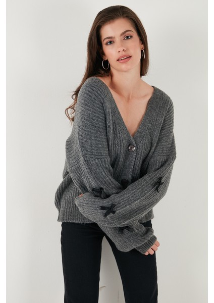 Oversize Fit V Yaka Fiyonk Detaylı Düğmeli Hırka Bayan Hırka 4615577