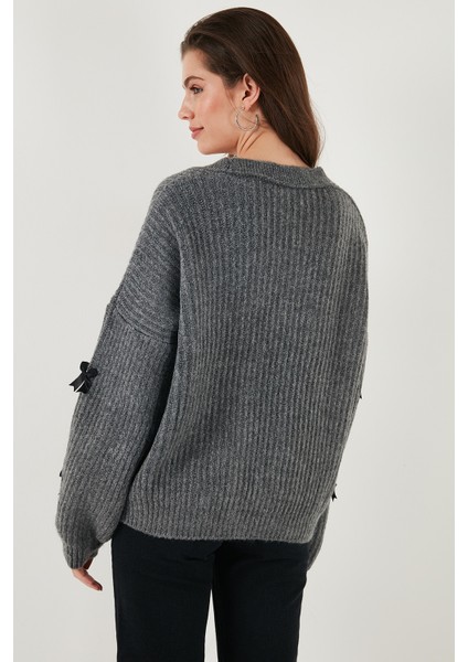 Oversize Fit V Yaka Fiyonk Detaylı Düğmeli Hırka Bayan Hırka 4615577