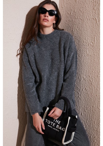 Regular Fit Dik Yaka Yumuşak Dokulu Triko Kazak Bayan Kazak 4616222 fırsatları