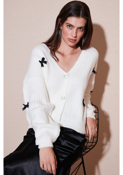 Oversize Fit V Yaka Fiyonk Detaylı Düğmeli Hırka Bayan Hırka 4615577