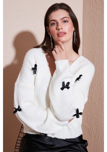 Oversize Fit V Yaka Fiyonk Detaylı Düğmeli Hırka Bayan Hırka 4615577 fiyatları