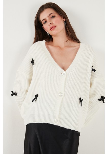 Oversize Fit V Yaka Fiyonk Detaylı Düğmeli Hırka Bayan Hırka 4615577 fırsatları