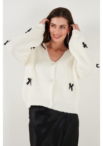 Oversize Fit V Yaka Fiyonk Detaylı Düğmeli Hırka Bayan Hırka 4615577 indirimleri