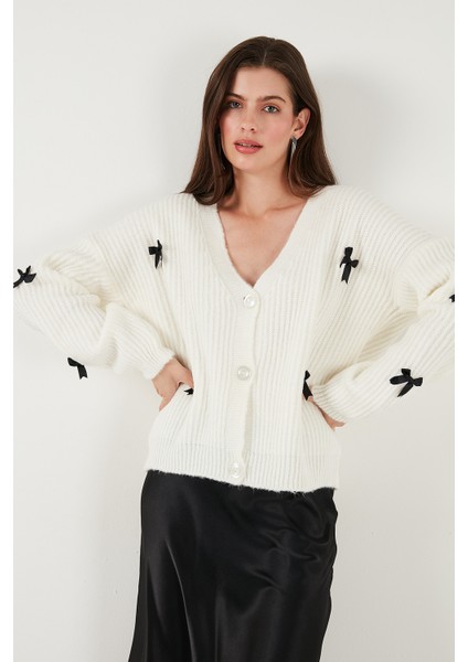 Oversize Fit V Yaka Fiyonk Detaylı Düğmeli Hırka Bayan Hırka 4615577