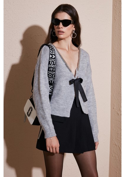 Premium Boncuk ve Fiyonk Detaylı Regular Fit V Yaka Triko Hırka Bayan Hırka 680HI00180