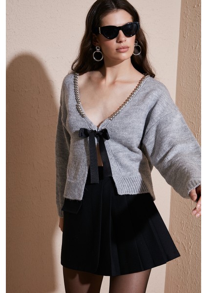 Premium Boncuk ve Fiyonk Detaylı Regular Fit V Yaka Triko Hırka Bayan Hırka 680HI00180 fiyatları