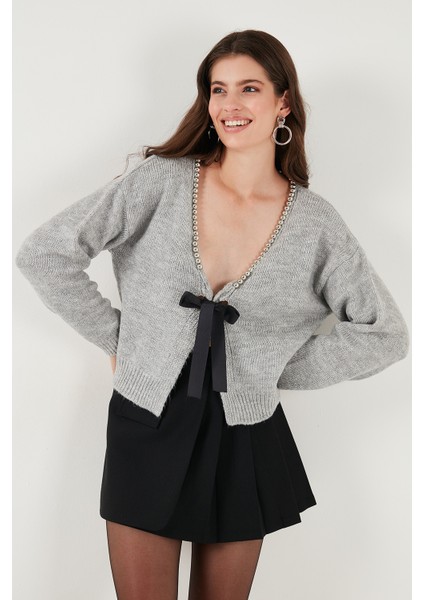 Premium Boncuk ve Fiyonk Detaylı Regular Fit V Yaka Triko Hırka Bayan Hırka 680HI00180