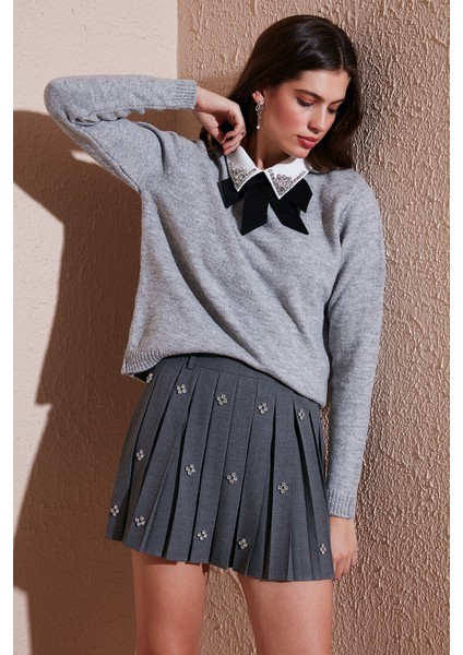 Premium Regular Fit Gömlek Yaka Yumuşak Dokulu Fiyonk Detaylı Taşlı Kazak Bayan Kazak 680KZ00035 fiyatları