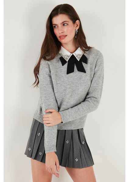 Premium Regular Fit Gömlek Yaka Yumuşak Dokulu Fiyonk Detaylı Taşlı Kazak Bayan Kazak 680KZ00035 modelleri