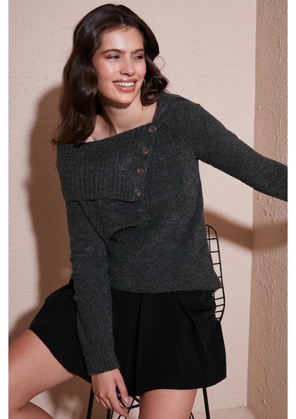 Premium Regular Fit Kayık Yaka Düğme Detaylı Kazak Bayan Kazak 680KZ002563