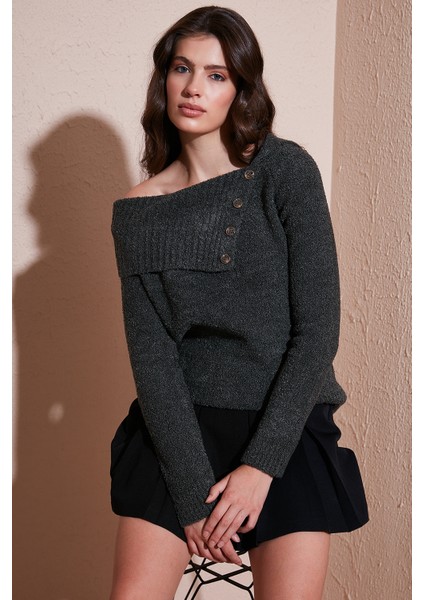 Premium Regular Fit Kayık Yaka Düğme Detaylı Kazak Bayan Kazak 680KZ002563 fiyatları