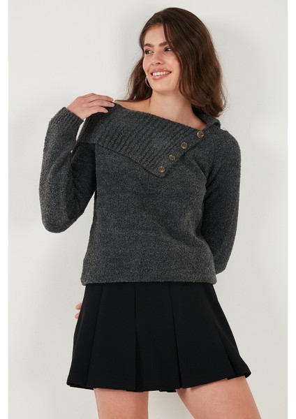 Premium Regular Fit Kayık Yaka Düğme Detaylı Kazak Bayan Kazak 680KZ002563 indirimleri