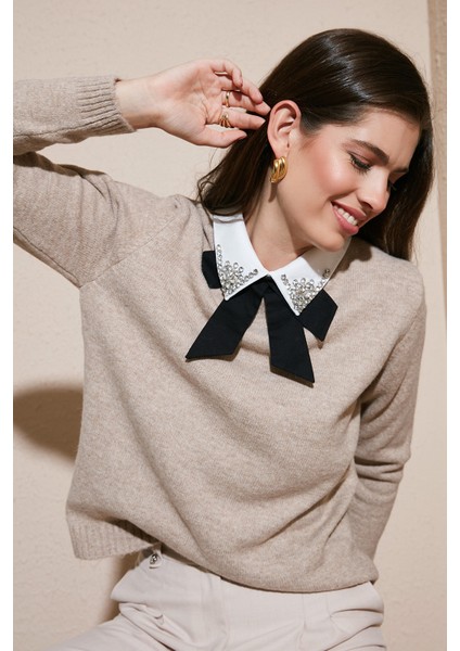 Premium Regular Fit Gömlek Yaka Yumuşak Dokulu Fiyonk Detaylı Taşlı Kazak Bayan Kazak 680KZ00035