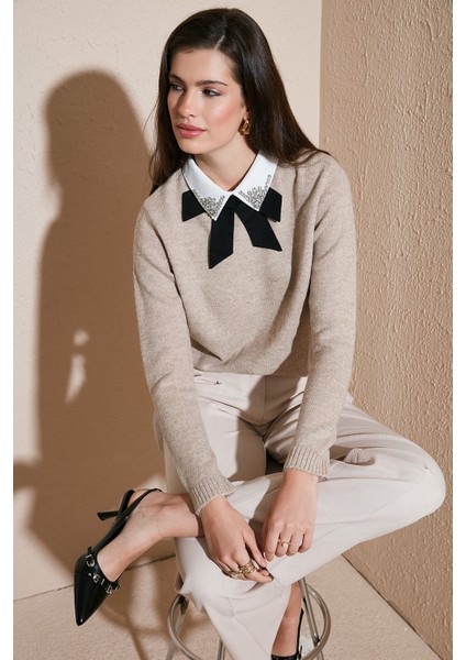 Premium Regular Fit Gömlek Yaka Yumuşak Dokulu Fiyonk Detaylı Taşlı Kazak Bayan Kazak 680KZ00035 modelleri