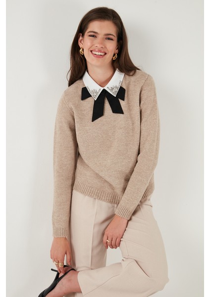 Premium Regular Fit Gömlek Yaka Yumuşak Dokulu Fiyonk Detaylı Taşlı Kazak Bayan Kazak 680KZ00035 indirimleri