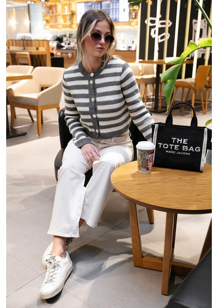 Çizgili Oversize Fit Bisiklet Yaka Düğmeli Crop Triko Hırka Bayan Hırka 4615567 fiyatları