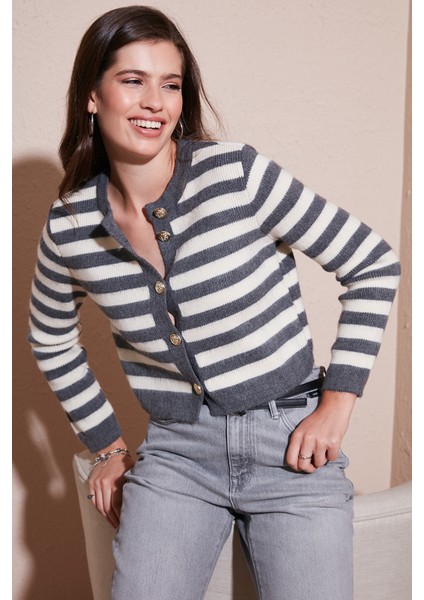 Çizgili Oversize Fit Bisiklet Yaka Düğmeli Crop Triko Hırka Bayan Hırka 4615567 modelleri